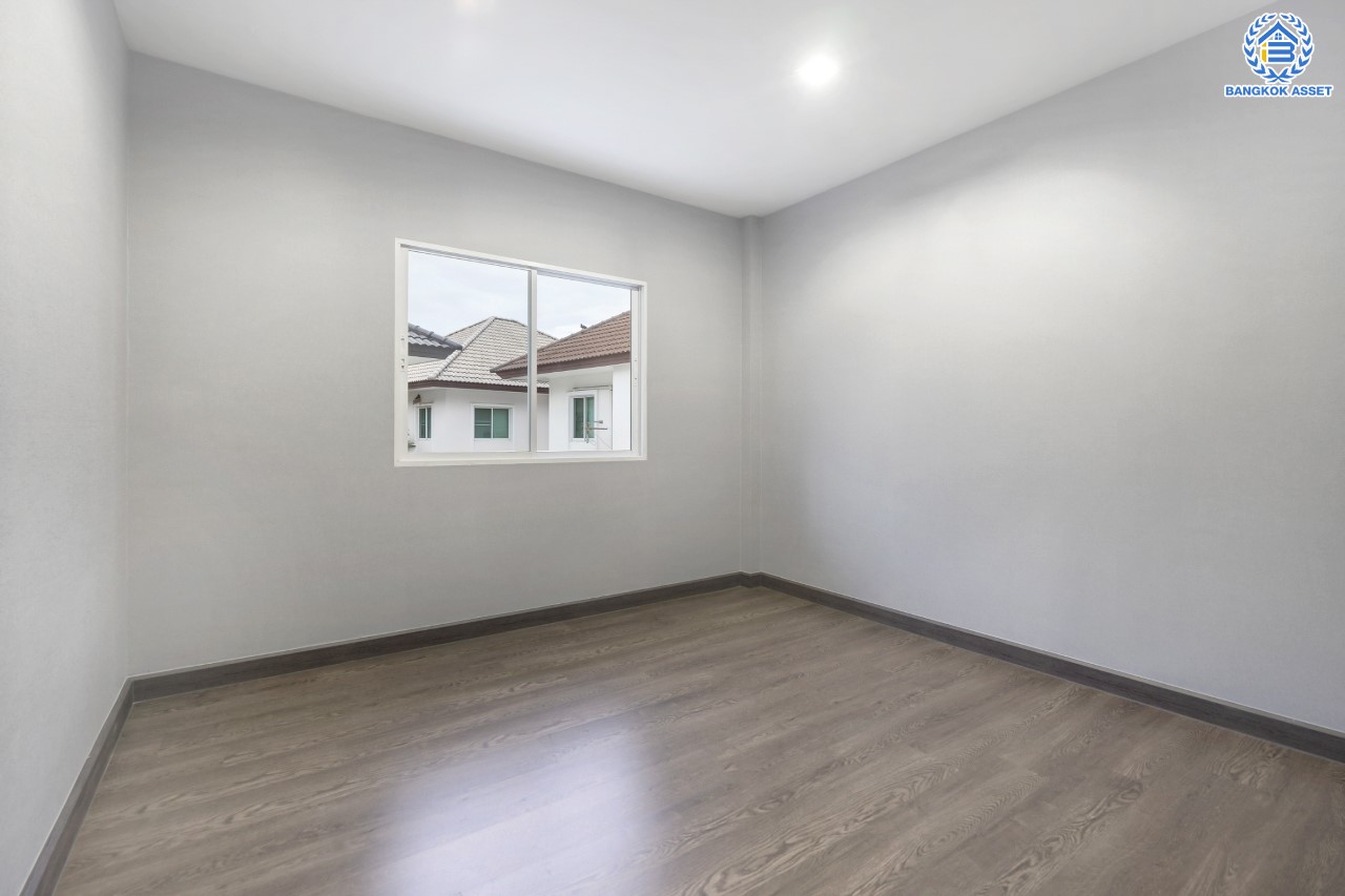 บ้านมือสองตกแต่งใหม่ ม.บางกอกบูเลอวาร์ด ราชพฤกษ์-พระราม5 ดีไซน์สุดหรู หลังมุม เนื้อที่ 61.1 ตร.ว. บนสังคมคุณภาพ SC Asset* ฟังก์ชันพร้อม 3 ห้องนอน 3 ห้องน้ำ จอดรถได้ 2 คัน บนทำเลติดถนนราชพฤกษ์ ใกล้วงเวียนพระรามห้า ,ทางด่วนศรีรัช และเพียง 10 ถึงรถไฟฟ้า "สถานีบางรักใหญ่"...